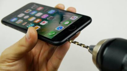 [VIDEO] Păcăliţi de o farsă video: Mulţi posesori de iPhone 7 şi-au distrus telefonul