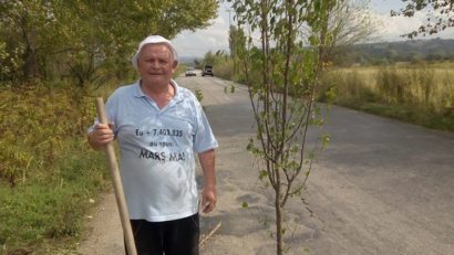 [FOTO-AUDIO] Răchie cu aromă de plumb şi ţărână: În Caraş-Severin, livezile s-au mutat în drumurile judeţene