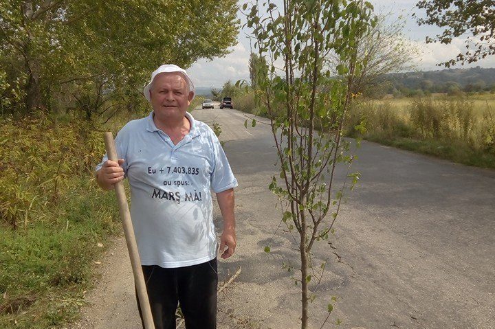 [FOTO-AUDIO] Răchie cu aromă de plumb şi ţărână: În Caraş-Severin, livezile s-au mutat în drumurile judeţene