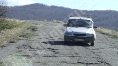 [AUDIO] Drumul Oaselor s-a mutat în Caraş-Severin: Abandonaţi de autorităţi, localnicii încearcă să dreagă singuri busuiocul