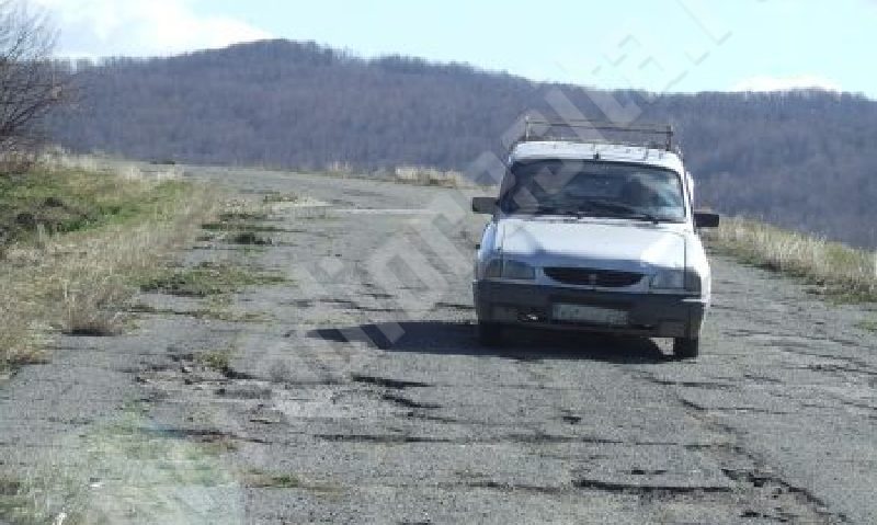 [AUDIO] Drumul Oaselor s-a mutat în Caraş-Severin: Abandonaţi de autorităţi, localnicii încearcă să dreagă singuri busuiocul