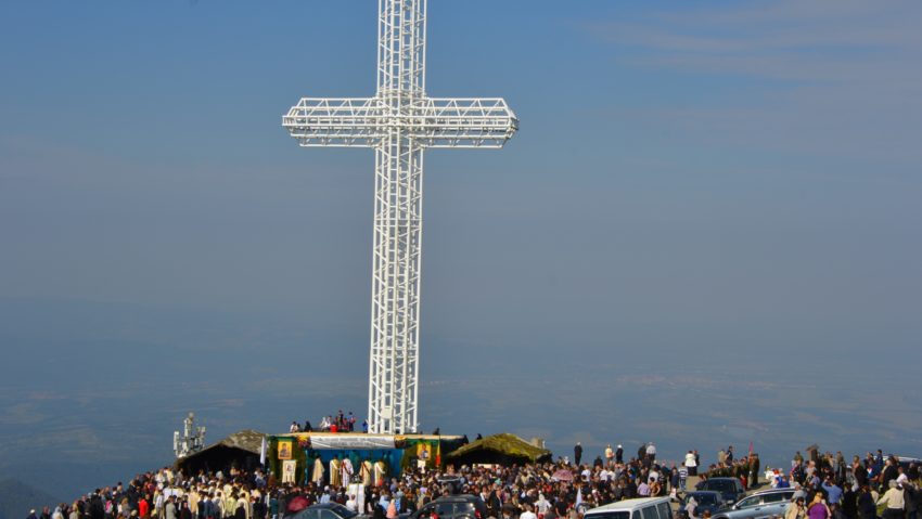 [FOTO] Mii de credincioși, la Crucea-monument de pe Muntele Mic