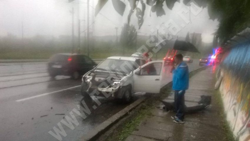 [FOTO-AUDIO] Trafic de coșmar în Reșița din cauza unui accident rutier