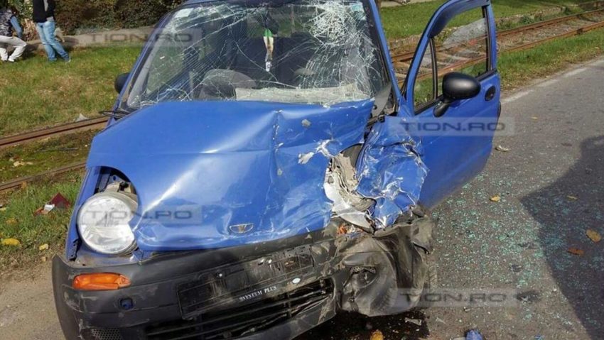 [FOTO] Accident grav la Timişoara! Patru oameni răniți, printre care şi o fetiţă de 10 ani