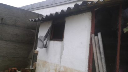 [FOTO] Ghinion curat pentru o familie din Caraș-Severin. Casa le-a fost distrusă de două ori