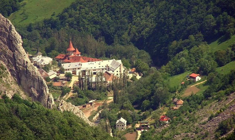 Trei dascăli predau unui singur elev, într-un loc pitoresc din România