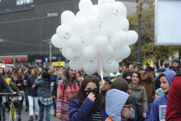 Marşul tăcerii dedicat victimelor incendiului din Colectiv: mii de oameni au mers la locul tragediei