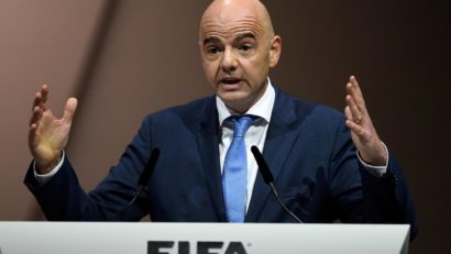 FIFA dorește ca la un meci doar căpitanul de echipă să se poată adresa arbitrului