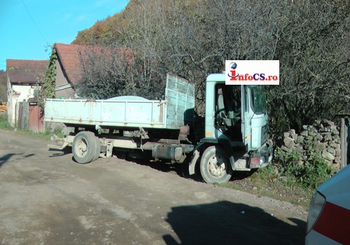 Victimă a propriei neatenţii. Un bărbat din Reşiţa şi-a pierdut viaţa, strivit de un camion încărcat cu pietriş