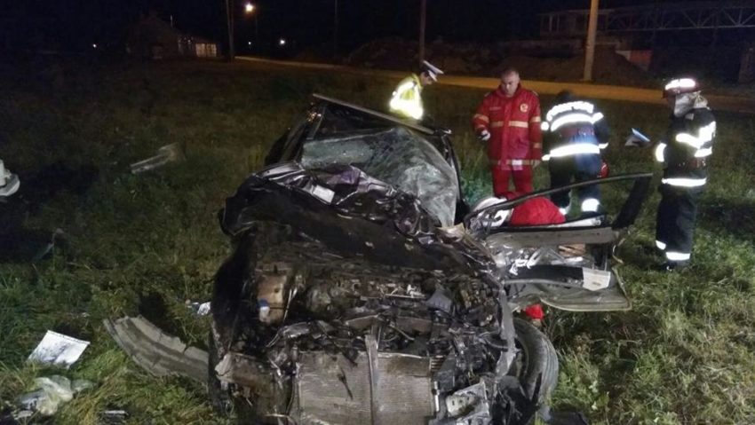 [FOTO] Maşină, izbită în plin de tren şi târâtă 200 de metri pe calea ferată! Două persoane sunt în stare gravă!