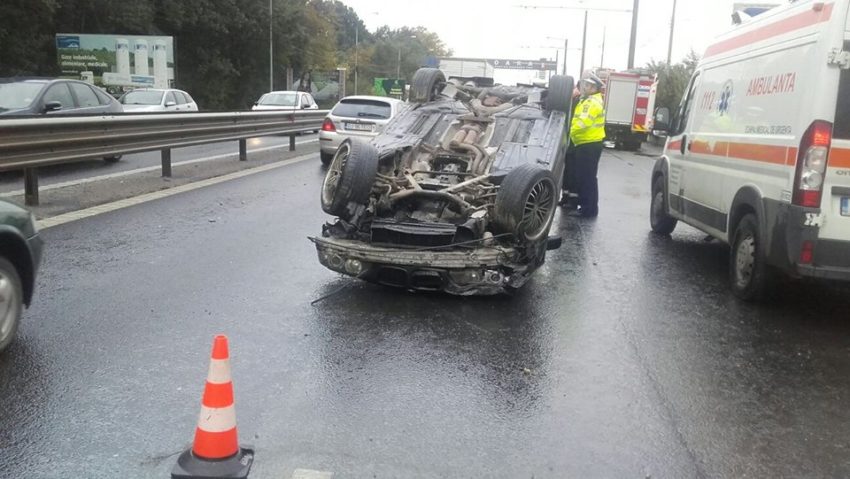 [FOTO] Un BMW a ajuns cu roţile în sus. O femeie şi fiica sa au ajuns la spital