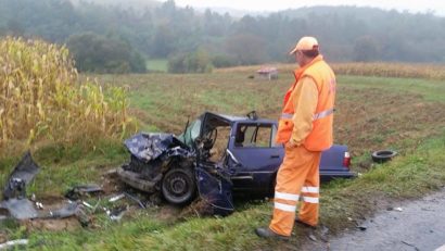 [FOTO] Accident între Caransebeş şi Reşiţa. Impact frontal între două maşini, din cauza vitezei