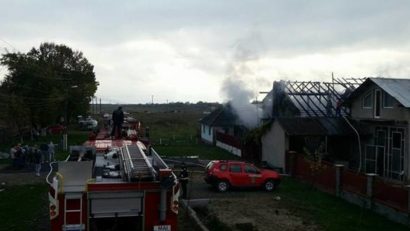 Incendiu devastator. Două familii au rămas fără locuinţe în pragul iernii!