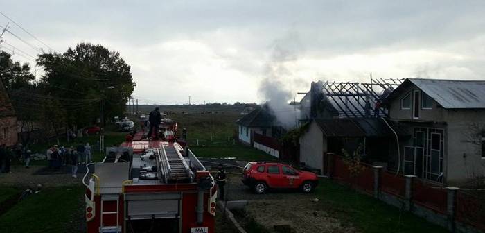 Incendiu devastator. Două familii au rămas fără locuinţe în pragul iernii!