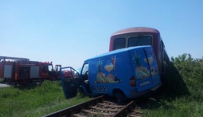 Accident pe calea ferată: Microbuz lovit de tren în vestul ţării