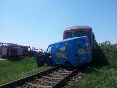 Accident pe calea ferată: Microbuz lovit de tren în vestul ţării