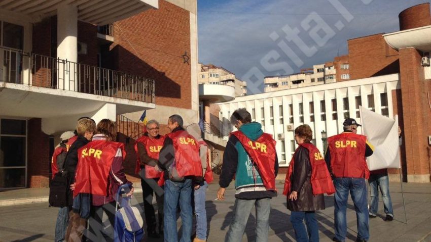 [FOTO-AUDIO] Poştaşii nemulţumiţi de condiţiile de muncă au protestat la Reşiţa