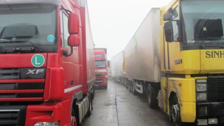 INVESTIGAŢIE: şoferii est-europeni trăiesc cu lunile în cabina camionului