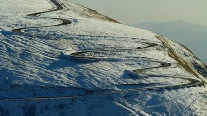 Zăpadă pe Transalpina. Circulaţia rutieră este restricţionată