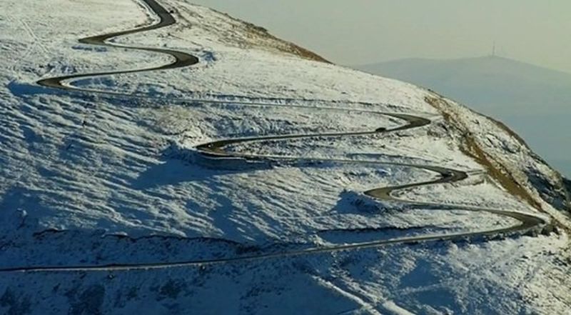 Zăpadă pe Transalpina. Circulaţia rutieră este restricţionată