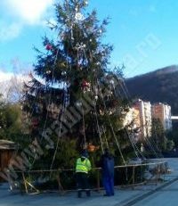 [FOTO] Reşiţa se pregăteşte de sărbătorile de iarnă. Oraşul capătă aspect feeric