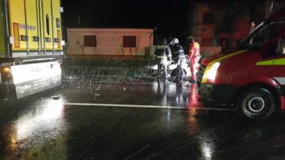 [FOTO] Accident groaznic pe DN7. Un tânăr a murit după ce maşina în care era s-a rupt în două