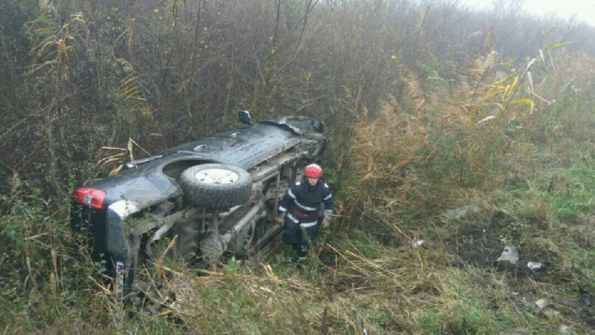 [FOTO] Buturuga mică răstoarnă carul mare. Accident spectaculos în Timiş