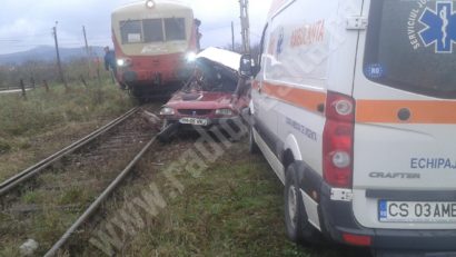 [FOTO] Grav accident feroviar în Caraş-Severin: Un tren a spulberat o maşină!