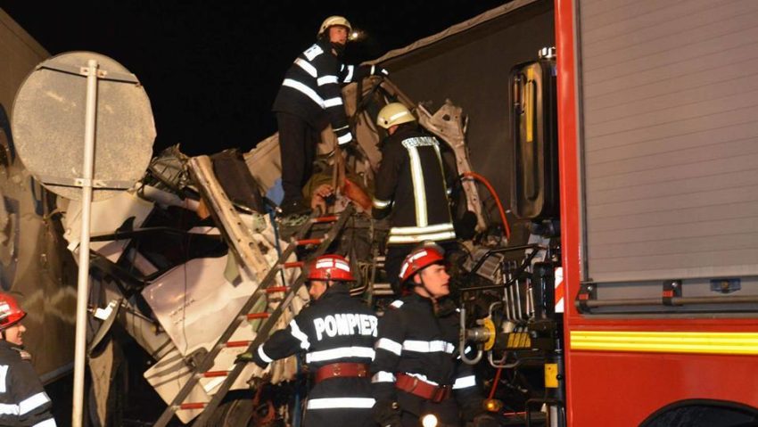 [FOTO] Scene desprinse din filmele de groază în vestul ţării. Un bărbat a murit după ce trei TIR-uri au intrat în coliziune