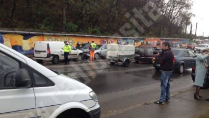 [FOTO-VIDEO] Trafic paralizat în Triaj. Trei persoane au fost rănite după ce două autoturisme s-au ciocnit