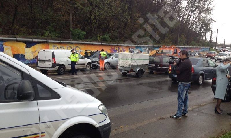 [FOTO-VIDEO] Trafic paralizat în Triaj. Trei persoane au fost rănite după ce două autoturisme s-au ciocnit