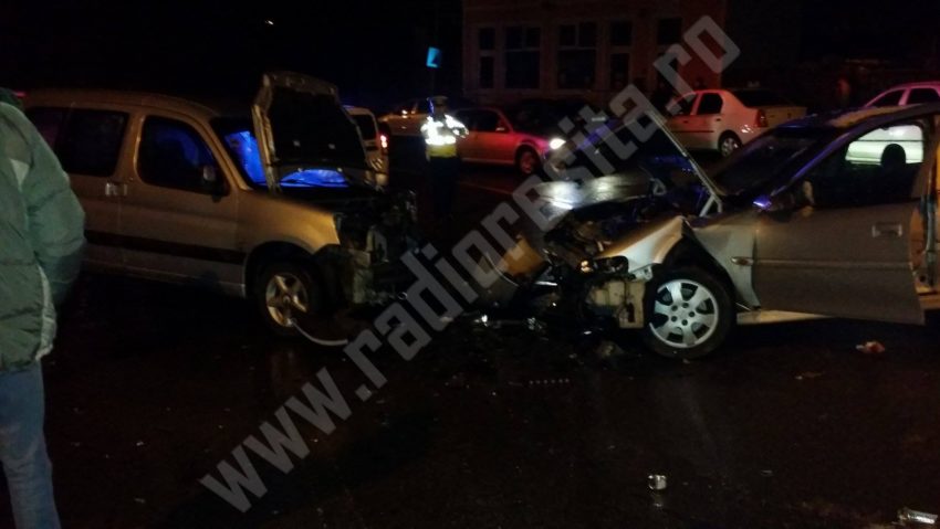 [FOTO] Teribil accident în Reşiţa. Mai multe persoane au ajuns la spital, din cauza unui tânăr de 18 ani