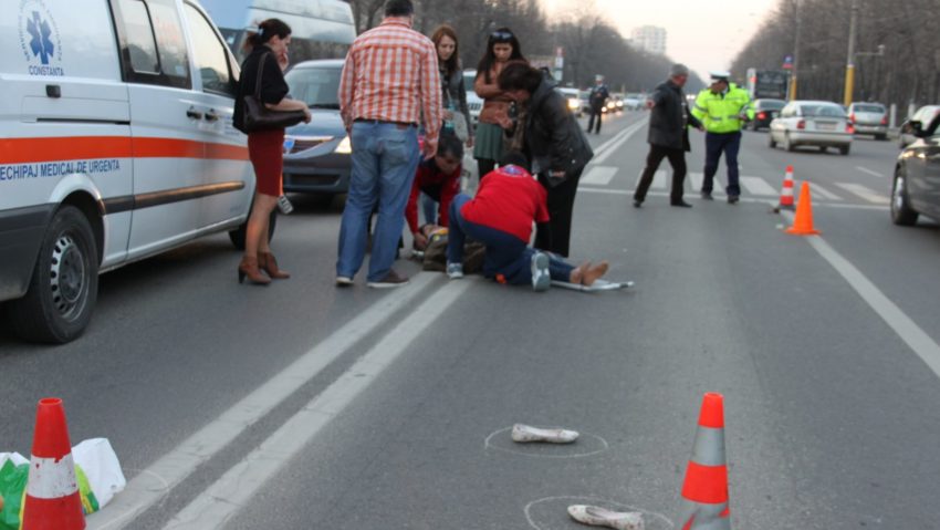 Grav accident în vestul ţării: Fetiţă aruncată 15 metri după ce a fost lovită de o maşină pe trecerea de pietoni