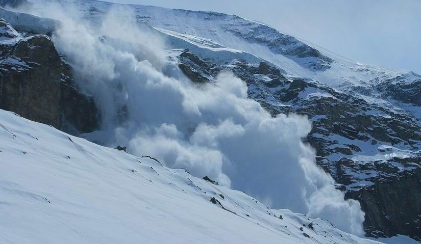 Salvamontiştii avertizează: Pericolul de avalanșă în munţi este ridicat