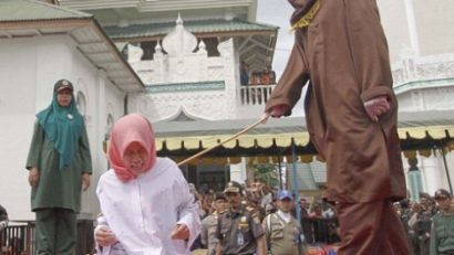 Indonezia: două femei şi trei bărbaţi au fost biciuiţi în faţa unei mulţimi entuziaste