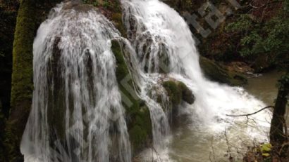 [FOTO] Frigul întrerupe lucrările de amenajare eco-turistică la Cascada Bigăr