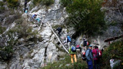 Dacă vremea e bună, traseele turistice din Băile Herculane rămân deschise în această iarnă!