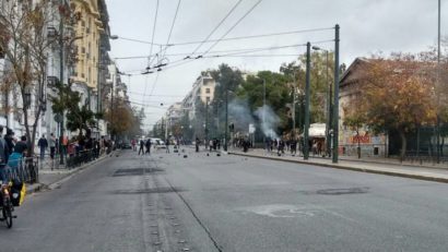 Război cu pietre şi sticle incendiare pe străzile din Atena, între „mascaţi” şi forţele de ordine