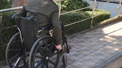 Spitalele din Reşiţa continuă să angajeze persoane cu dizabilităţi. Şi lifturile, rampele şi băile amenajate pentru persoanele cu handicap sunt funcţionale!