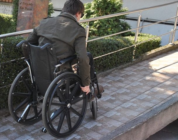 Spitalele din Reşiţa continuă să angajeze persoane cu dizabilităţi. Şi lifturile, rampele şi băile amenajate pentru persoanele cu handicap sunt funcţionale!