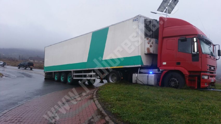 [FOTO] Parcare ingenioasă în Caraş-Severin. Un TIR cu produse alimentare „s-a căţărat” într-un sens giratoriu