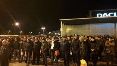 Muncitorii de la Dacia au protestat faţă de condiţiile de transport