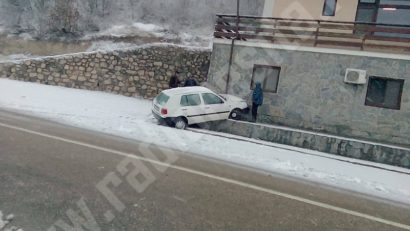 [FOTO] Prima zăpadă, prima victimă: Un bărbat din Caraş-Severin a pierdut controlul volanului şi a intrat într-o clădire