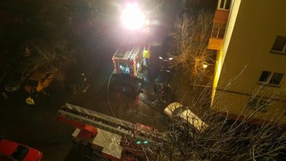 [FOTO] Alertă în miez de noapte: Un bloc întreg a fost evacuat după ce mansarda a luat foc