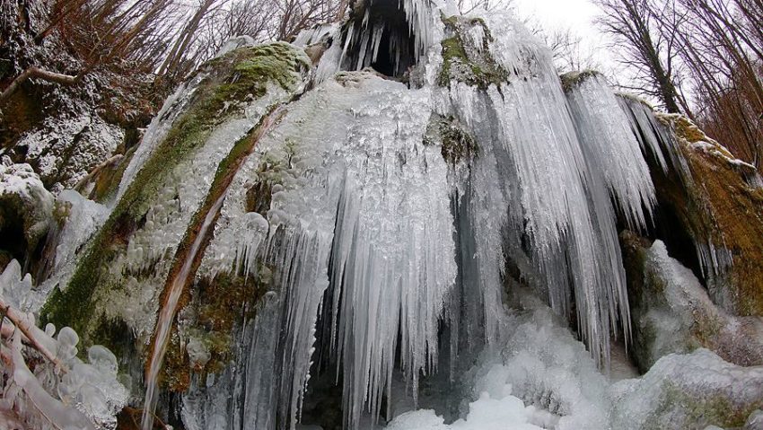 [FOTO-VIDEO] Cascada Beuşniţa oferă peisaje de basm. „Minunea naturii” este învăluită într-o perdea de gheaţă