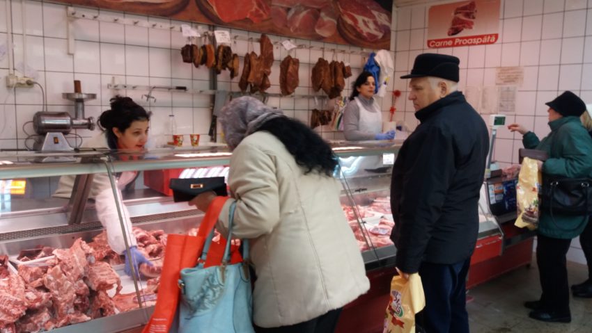 [FOTO] Carnea de porc – nelipsită de pe masa de Crăciun a reșițenilor. Măcelăriile fac față cu greu comenzilor