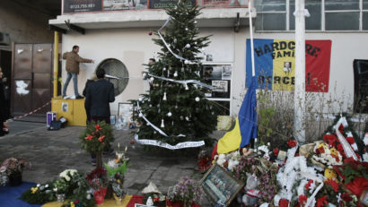 Rudele victimelor de la Colectiv au ornat un brad cu fotografiile acestora