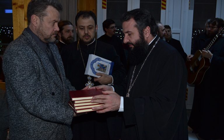 Bucuria Praznicului Nașterii Domnului transmisă prin dăruire la Reșița de Episcopia Caransebeşului