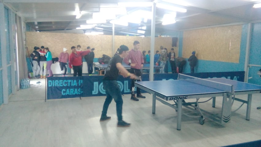 [FOTO] Tinerii din centrele de plasament din Reşiţa au participat la Cupa ProVitam la tenis de masă