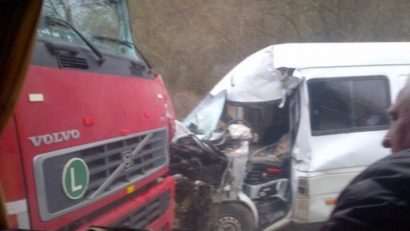 Accident mortal în apropiere de Vama Nădlac. Șoferul unui microbuz a murit sub un tir